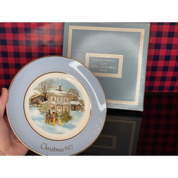 NIB Avon Christmas Plate 1977 Carollers in the Snow Wedgwood (Tunstall) - Picture 1 of 7